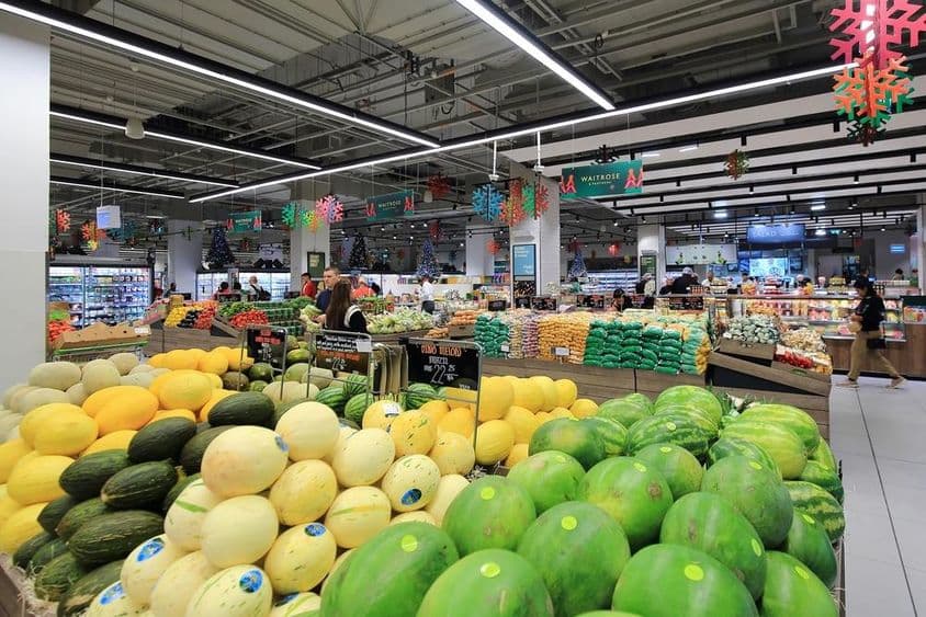 Melons verts et jaunes empilés à vendre aux consommateurs dans un supermarché du centre commercial de Dubaï.