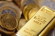 Pièces d'or et un lingot d'or.