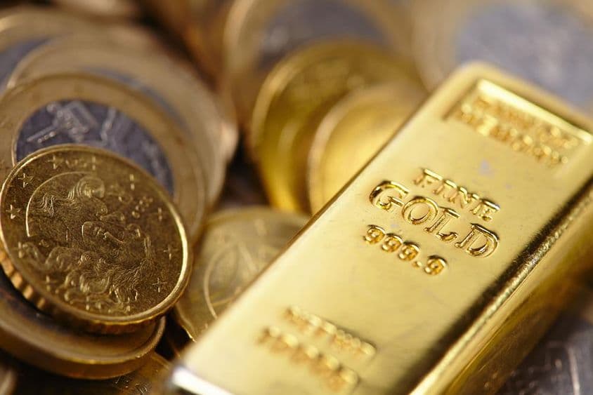 Pièces d'or et un lingot d'or.