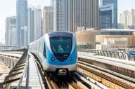 Train de métro de Dubaï transport public près de la station Dubai Marina.