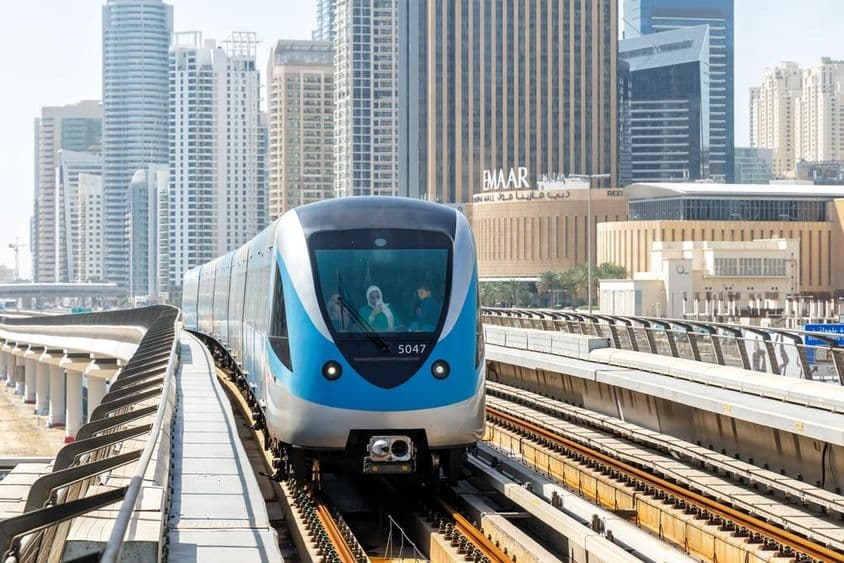 Train de métro de Dubaï transport public près de la station Dubai Marina.