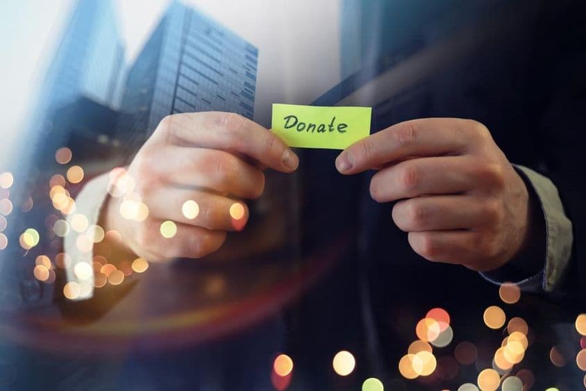 Un homme d'affaires montrant un document avec le mot 'don'.