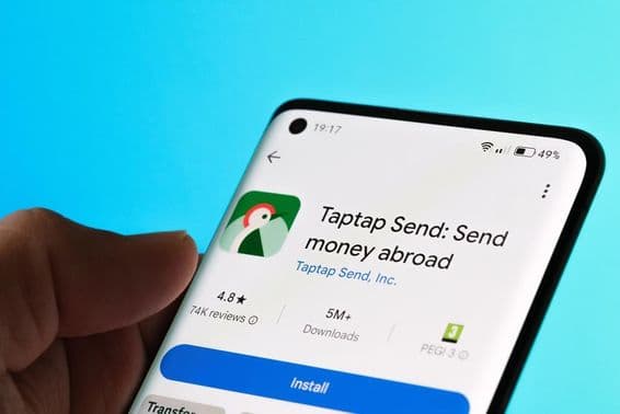 L'application Taptap Send affichée sur un smartphone.