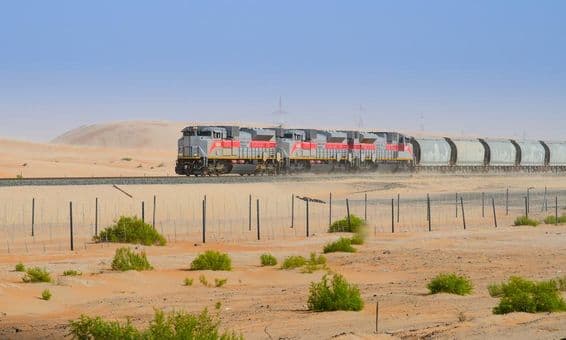 Voyage en train à travers le désert de Liwa à Abu Dhabi.