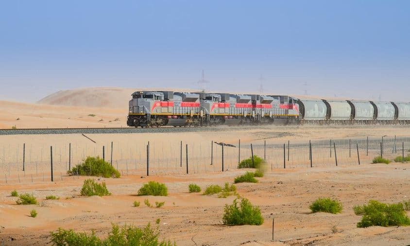 Voyage en train à travers le désert de Liwa à Abu Dhabi.