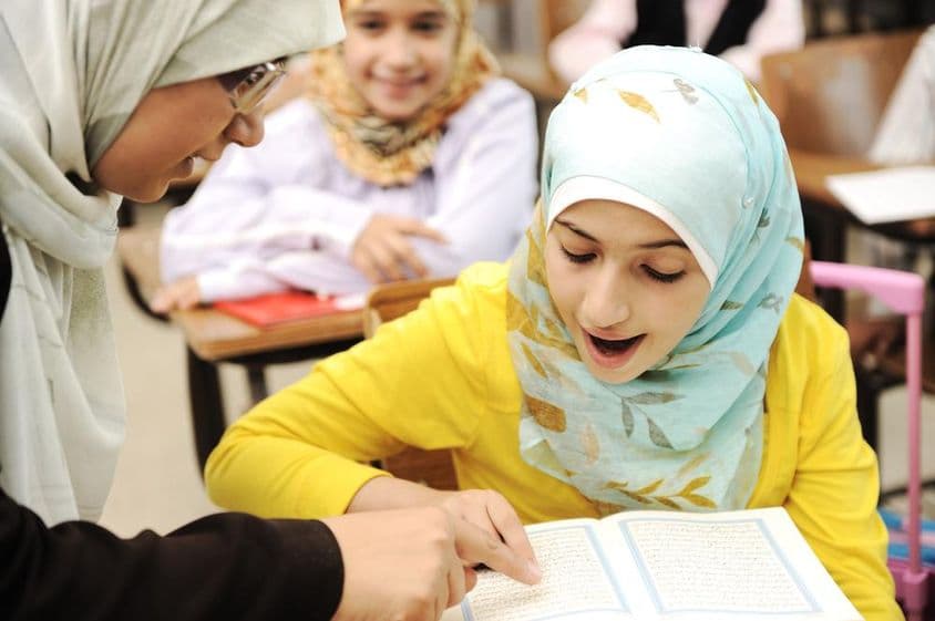 Enfants dans une salle de classe.