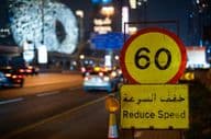Autoroute de Dubaï la nuit avec limite de vitesse maximale.