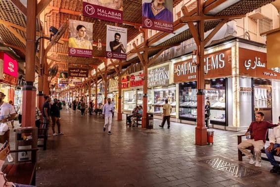 Rues bordées de boutiques d'or dans le marché de l'or de Dubaï.