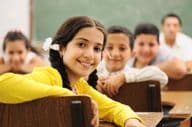 Enfants dans une salle de classe scolaire.