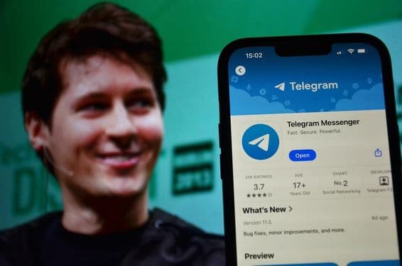 Logo Telegram visible en arrière-plan avec le PDG Pavel Durov.