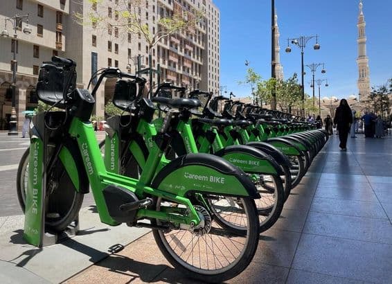 Une rangée de vélos Careem à une station de location.