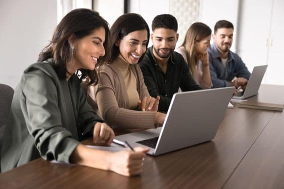 Collègues analysant une startup en ligne.