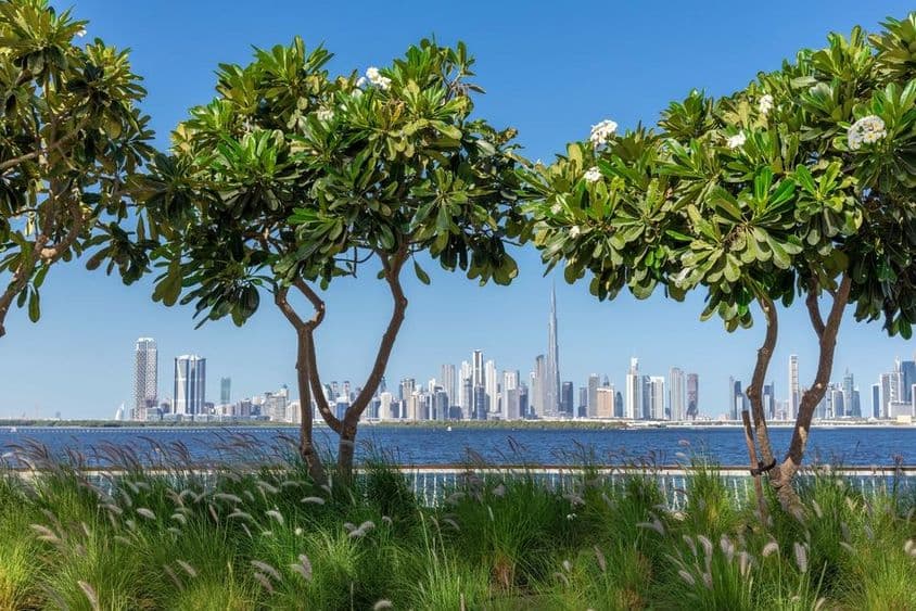 Vue du centre-ville de Dubaï depuis le canal de Dubai Creek.