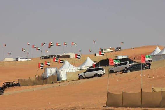Véhicules tout-terrain et camping sauvage sur d'énormes dunes de sable.