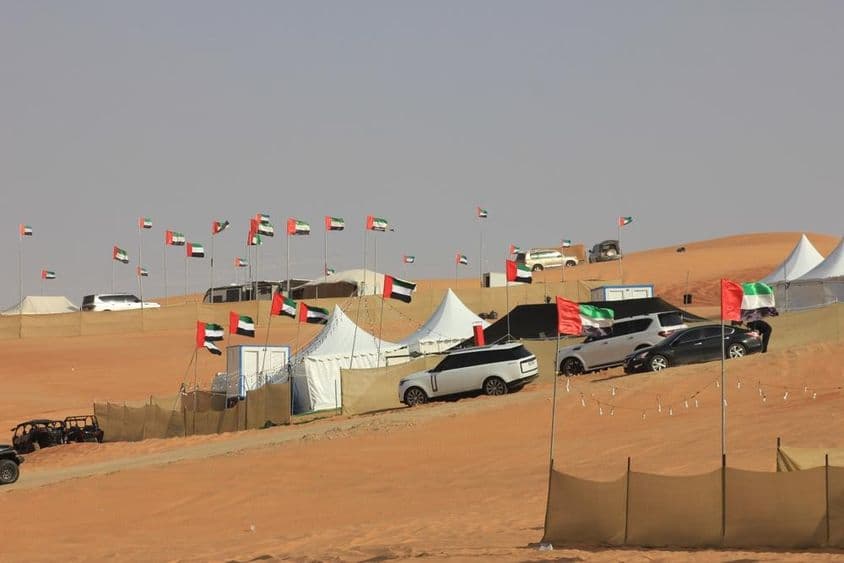 Véhicules tout-terrain et camping sauvage sur d'énormes dunes de sable.