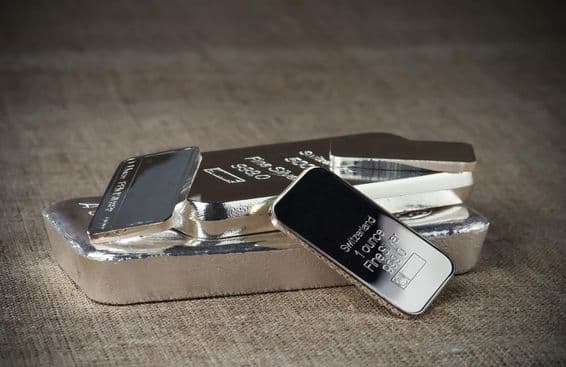 Plusieurs lingots d'argent d'investissement de différents poids.