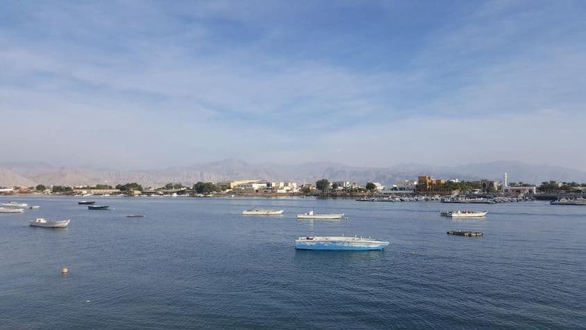 Baie de Ras Al Khaimah avec mer bleue et ciel nuageux.