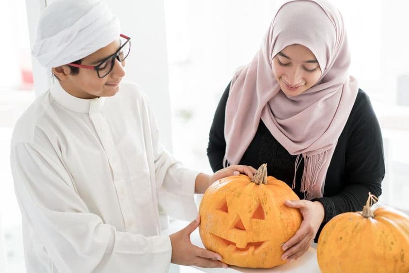 Enfant arabe avec une citrouille d'Halloween.