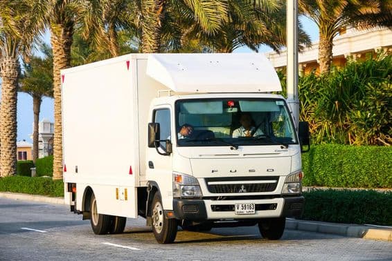 Camionnette Mitsubishi Fuso Canter à Dubaï.