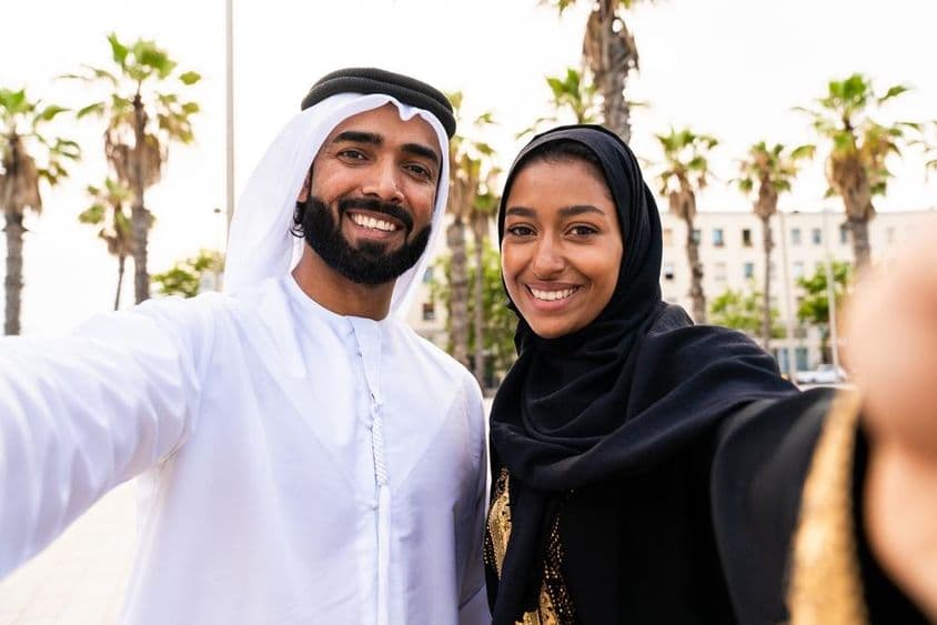 Couple arabe traditionnel en tenue émiratie datant en plein air.