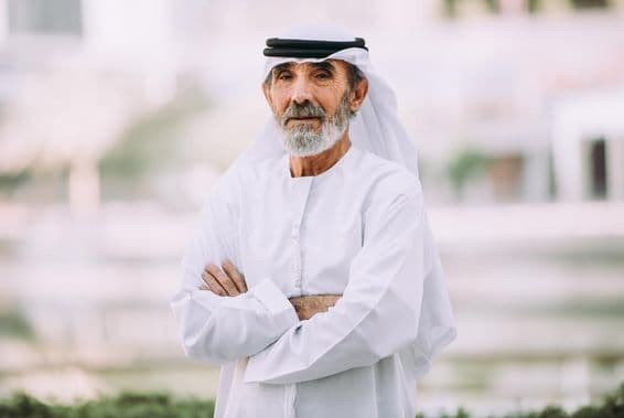 Homme d'affaires senior à Dubaï.