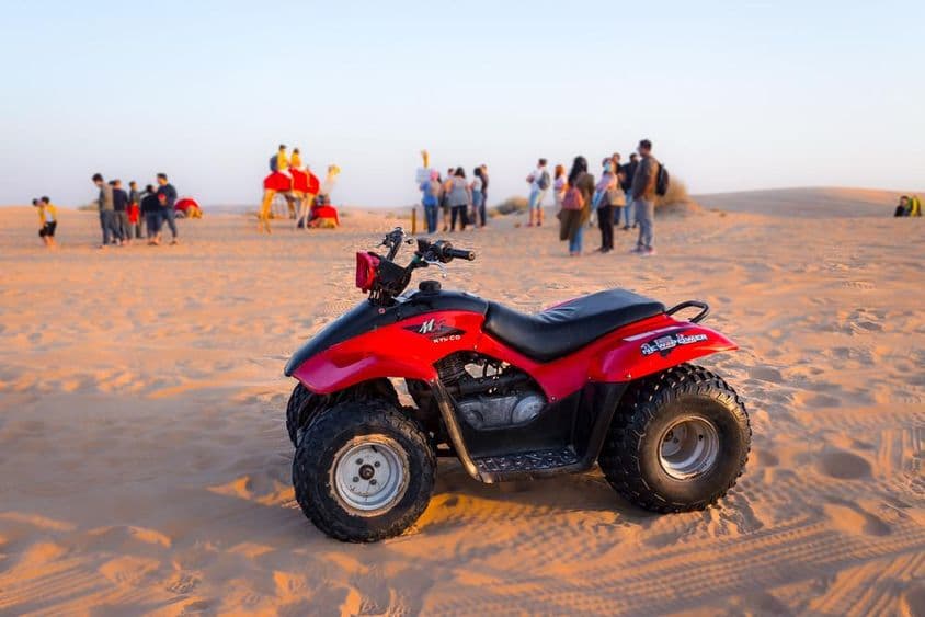 Aventure en motocross pour les touristes visitant Dubai.