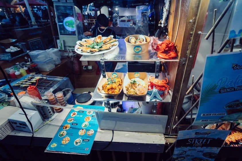 Cuisine thaïlandaise traditionnelle sur un restaurant flottant avec des aliments de rue au Village Mondial, Dubaï.