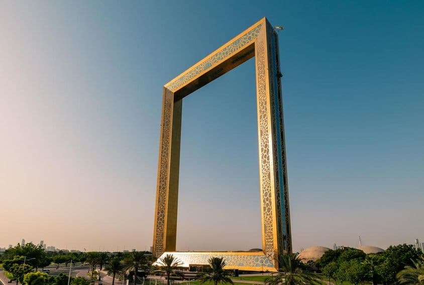 Tour en or du Dubai Frame au lever du soleil.