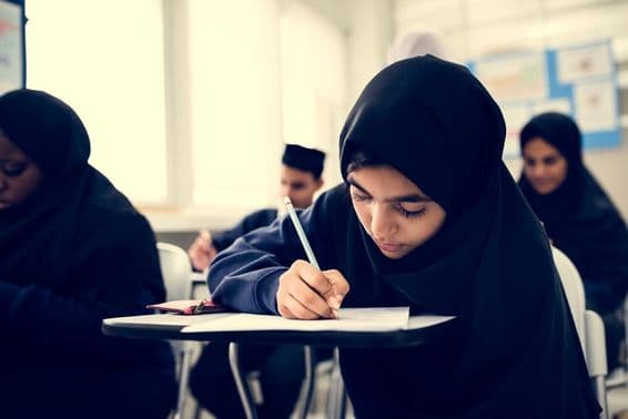Enfants musulmans apprenant dans une salle de classe.