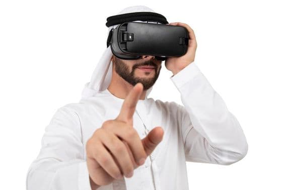 Homme arabe gesticulant avec casque VR.