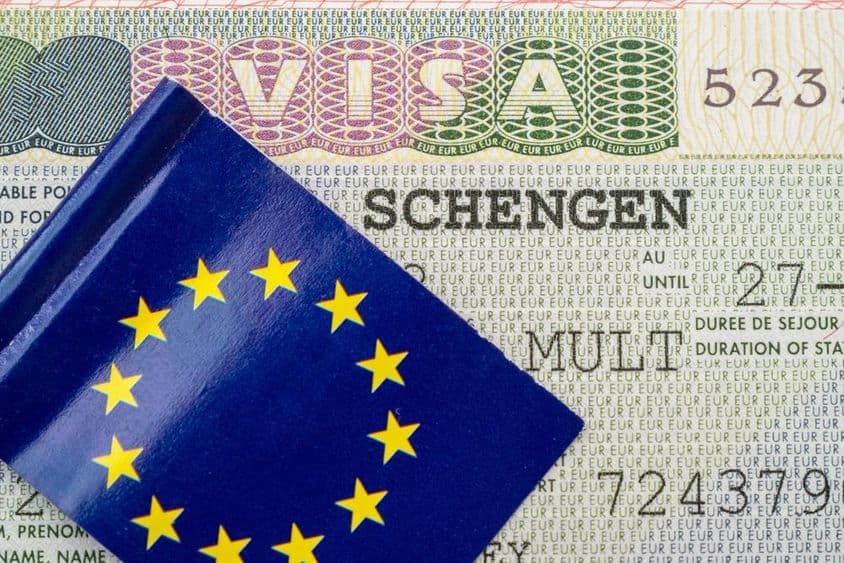 Gros plan d'un visa Schengen avec le drapeau de l'UE à Berlin.