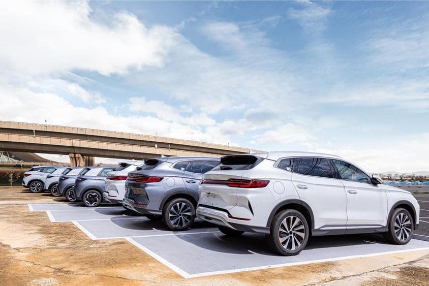 Flotte de voitures modernes sur le parking d'une concession.