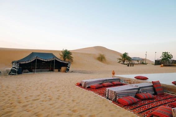 Campement de tentes pour touristes dans le désert d'Al Khatim, Abu Dhabi, Émirats Arabes Unis.