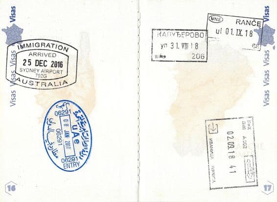 Timbres d'immigration dans un passeport français.
