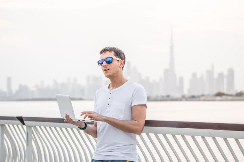 Programmeur freelance masculin heureux.