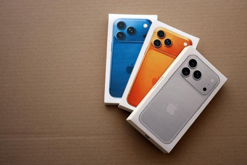 Apple iPhone 17 Pro Max argent et autres boîtes de modèles iPhone.