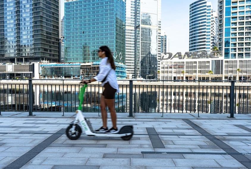 Un scooter électrique sur la promenade de la Marina de Dubaï.