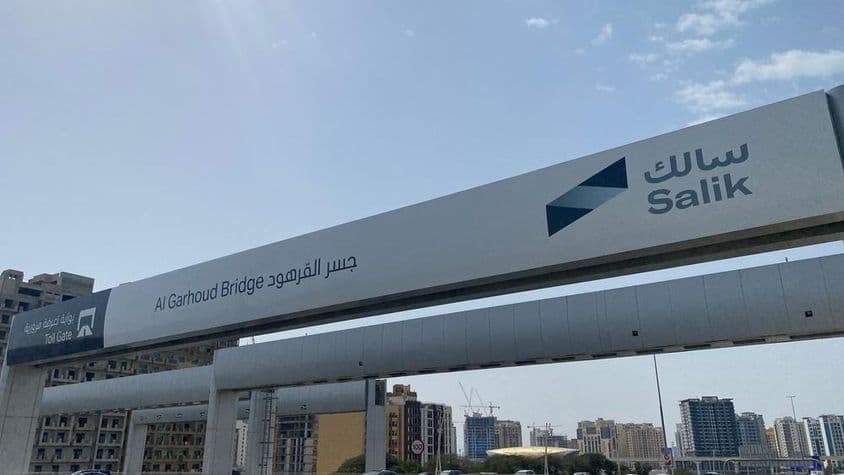 Vue du système de collecte de péage Salik à Dubaï.