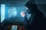 Cybercriminalité, hacker et virus se propageant avec un ordinateur.