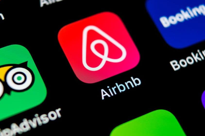 Icône de l'application Airbnb sur l'écran d'un iPhone X d'Apple.