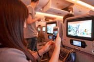 Femme à bord de l'Emirates A380.