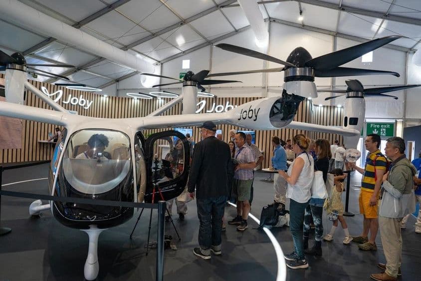 Stand de Joby Aviation au Salon International de Farnborough un vendredi.
