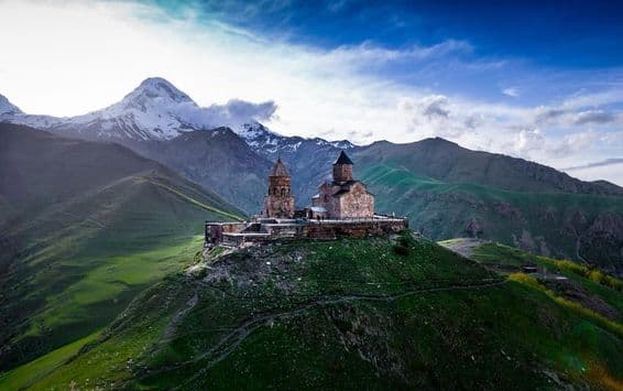 Église de la Trinité, communément appelée monastère de Kazbegi, près du village de Stepantsminda en Géorgie.
