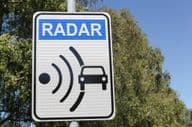 Signal radar sur la route.