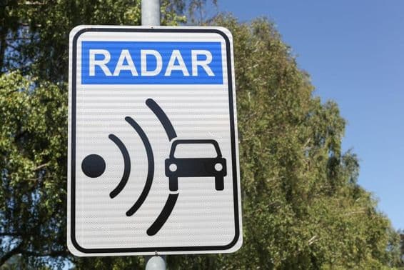 Signal radar sur la route.