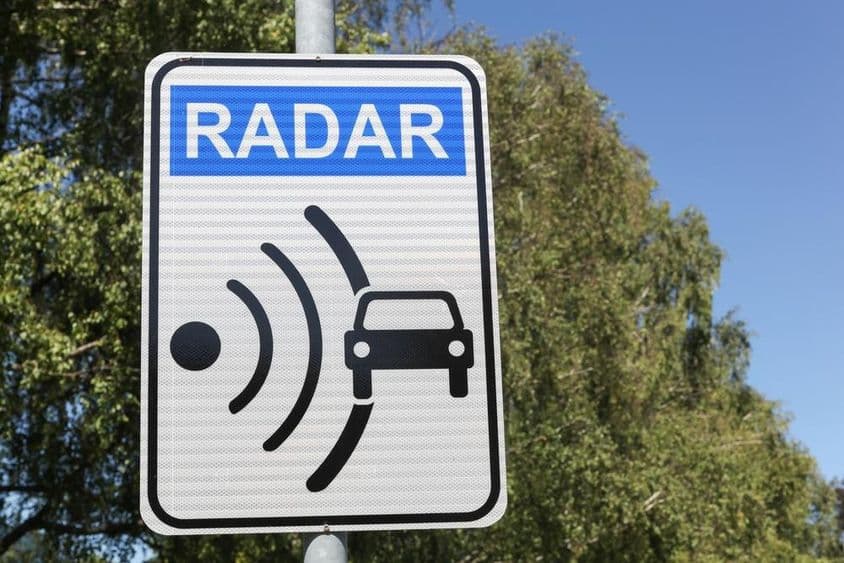 Signal radar sur la route.