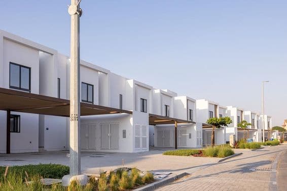 Maisons modernes et maisons en rangée à Dubaï.
