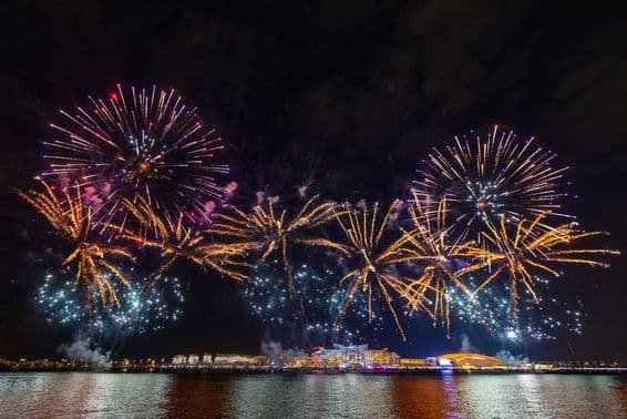 Feux d'artifice sur l'île Al Bandar avec vue sur l'île Yas à Abou Dhabi.