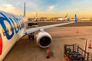 Avion Boeing 737-800 de Flydubai à l'aéroport international de Dubaï.