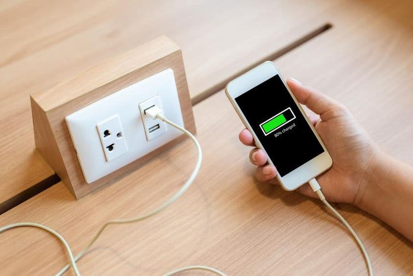 Smartphone en charge via une prise USB intégrée.